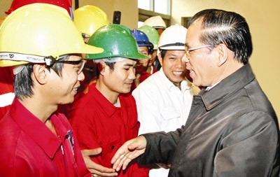 Party General Secretary Nong Duc Manh talks to PetroVietnam employees.